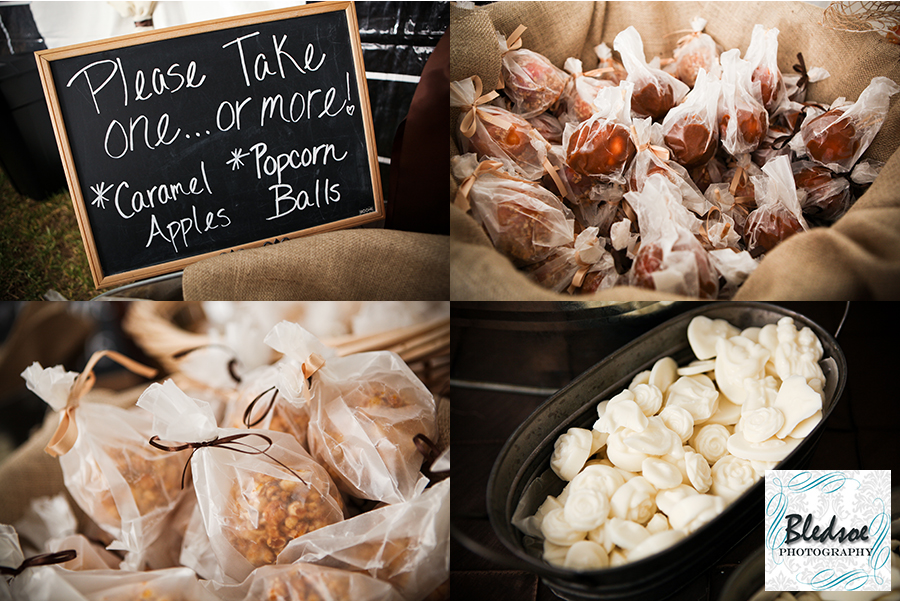 Edible wedding favors.  Popcorn balls and caramel apples. Bledsoe Photography.  Springfield, TN wedding photography