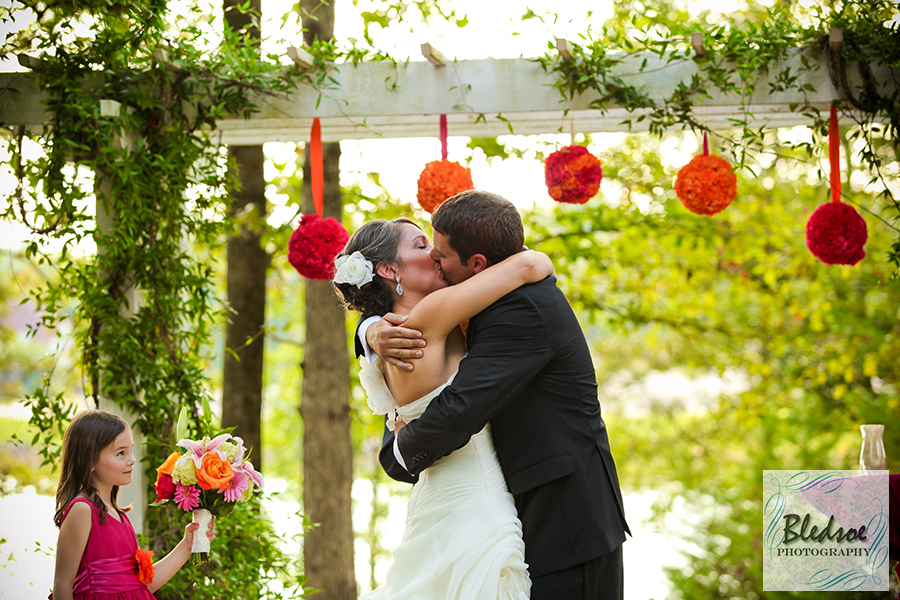 Kiss the bride at Hunter Valley Farm, Knoxville wedding photographer