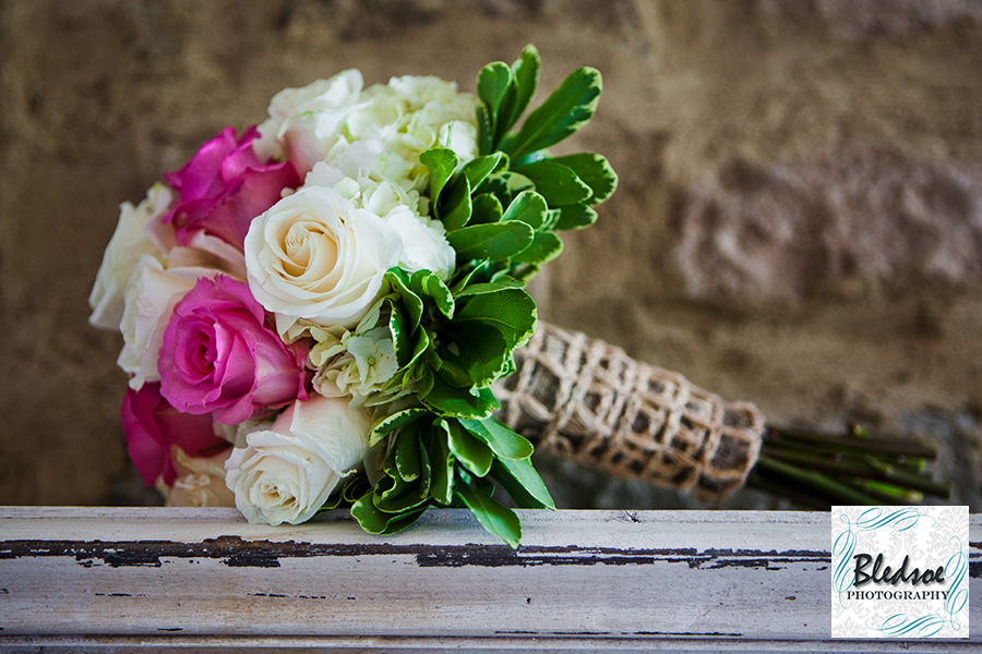 Pink and white rose bouquet, burlap wrap at Chateau Selah © Bledsoe Photography Knoxville