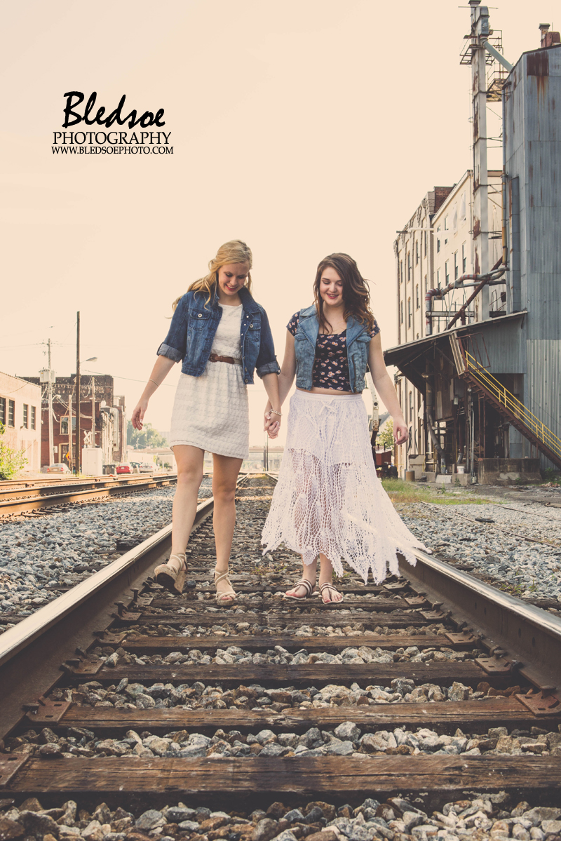 downtown knoxville best friend bff photo shoot session ©2014 Bledsoe Photography 