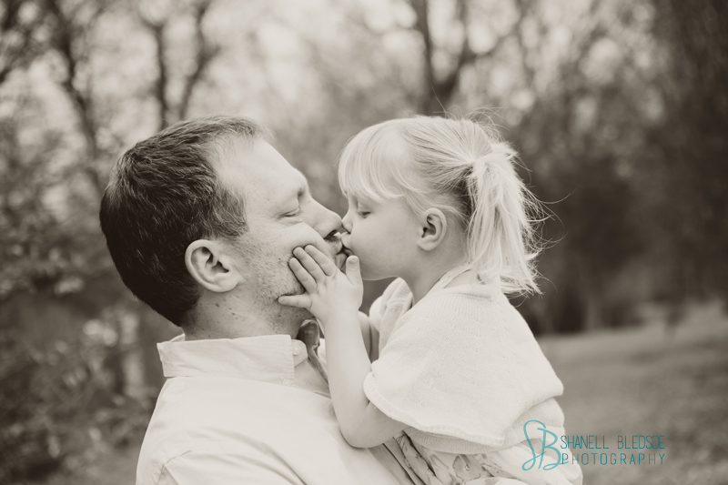 daddy and daughter, Spring family photos portraits in Nashville and Knoxville, coral colors, third birthday, 3 year old