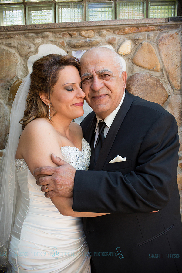 13-knoxville-arab-asian-wedding-photography-bride-hugging-father