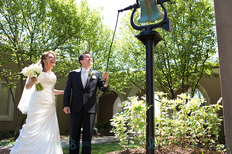 26-knoxville-arab-asian-wedding-photography-st-james-episcopal-ringing-the-bell