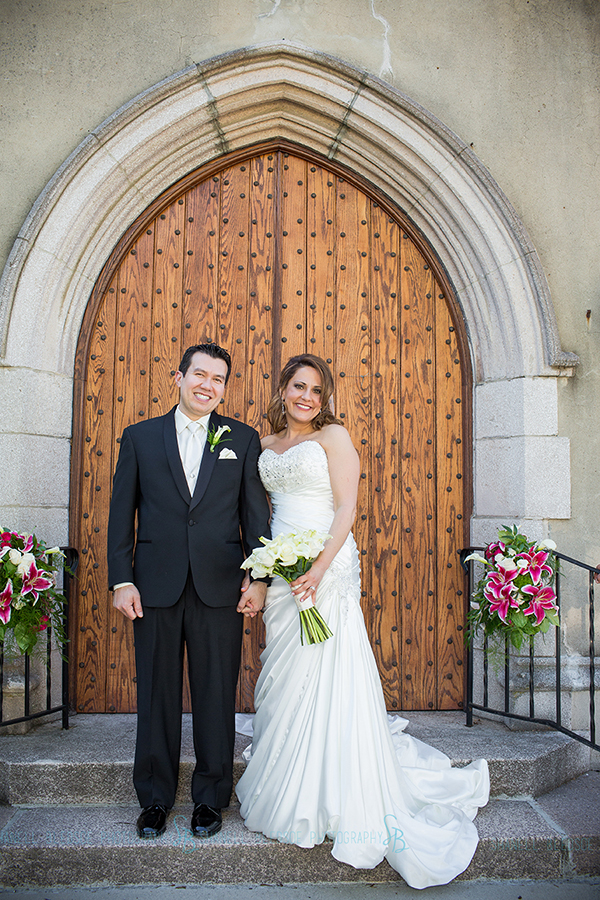 28-knoxville-arab-asian-wedding-bride-and-groom-arched-door