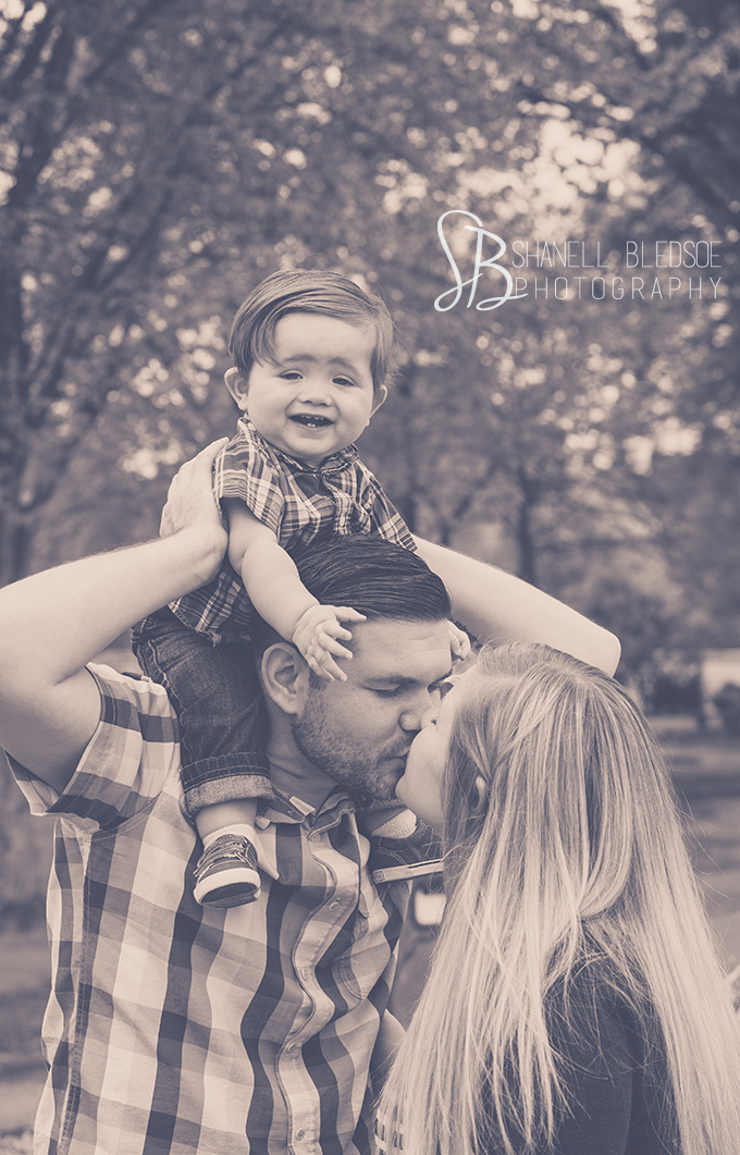 1 year old photo session in Knoxville, UT Gardens, Shanell Bledsoe Photography, parents kissing