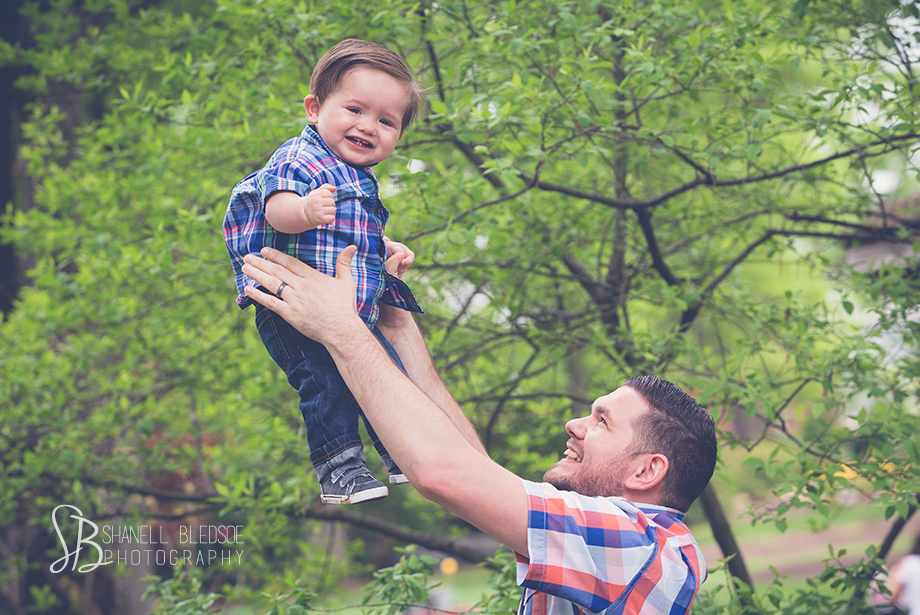 1 year old photo session in Knoxville, UT Gardens, Shanell Bledsoe Photography, daddy throwing baby in the air