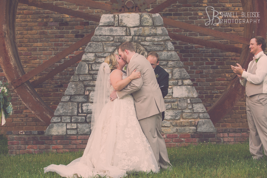 knoxville-wedding-museum_appalachia_vintage_outdoor_ceremony_kiss