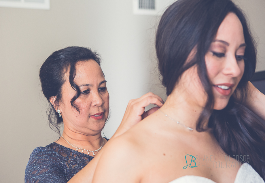 Knoxville wedding, Oliver Hotel, bride and mother getting dressed, shanell bledsoe photography