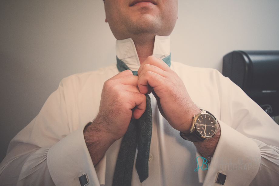 Knoxville wedding, groom tying tie, shanell bledsoe photography