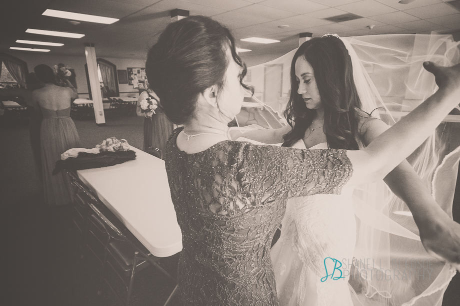 Knoxville wedding, bride getting on the veil, shanell bledsoe photography