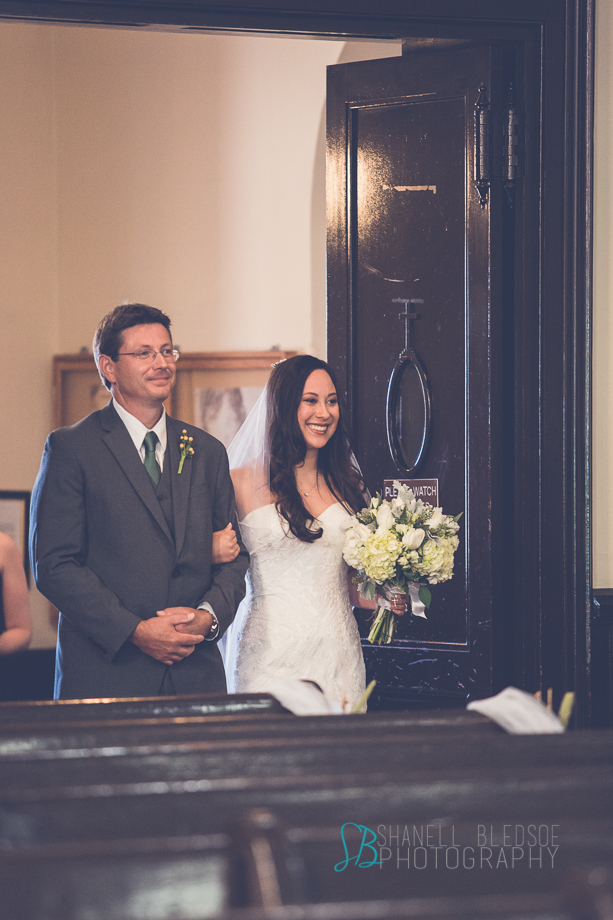 Knoxville wedding, bride and father walking down the aisle, lmmaculate Conception Church, shanell bledsoe photography