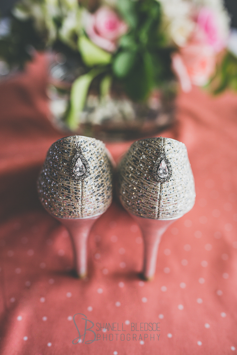 Metallic wedding shoes heels, teardrop earrings