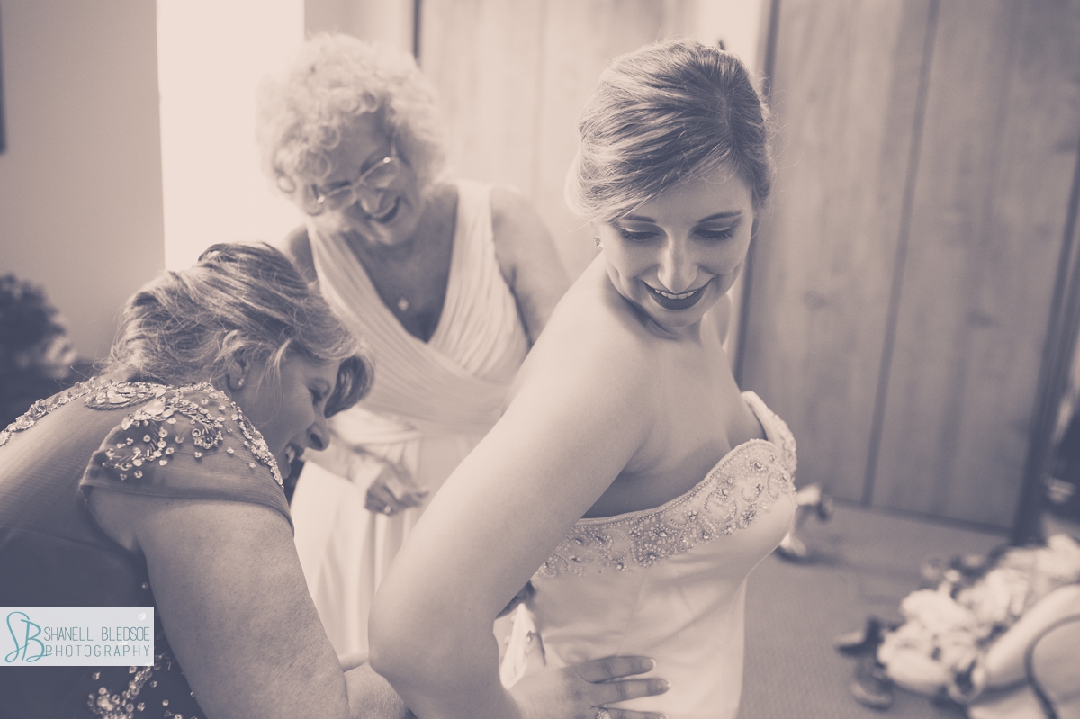 mother of the bride zipping wedding dress, knoxville photographer
