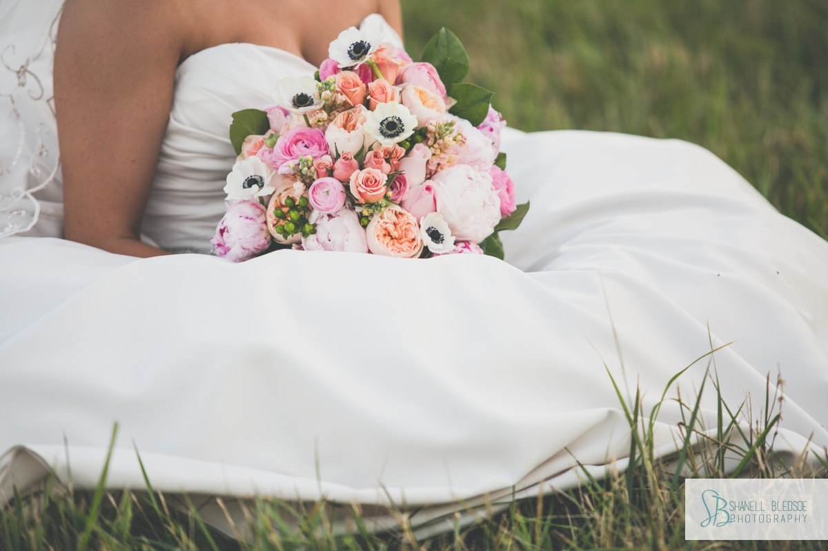 Bride in a Tennessee mountain field, Samuel Franklin bouquet