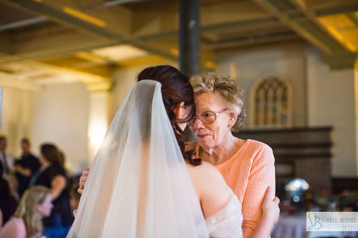 bride with grandmother at knoxville wedding