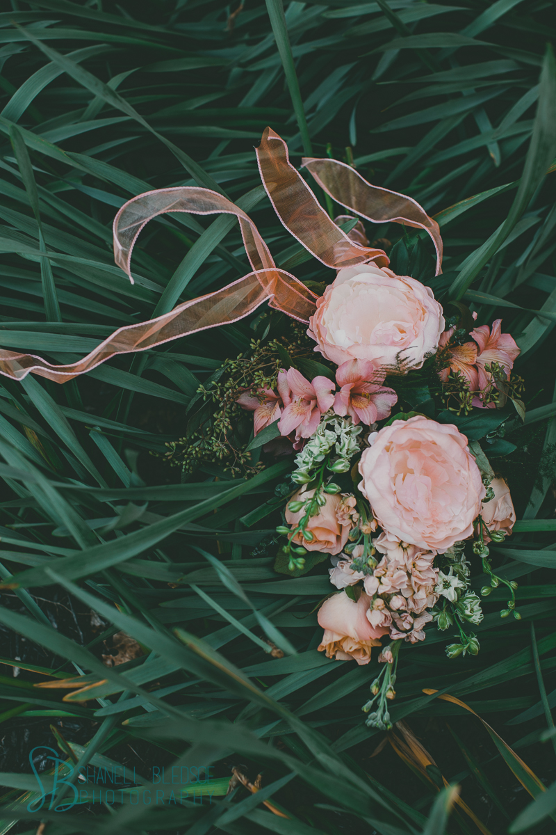 peach and coral bride's bouquet knoxville wedding photographer