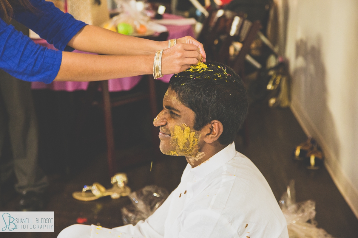 sprinkle rice on groom's head at haldi