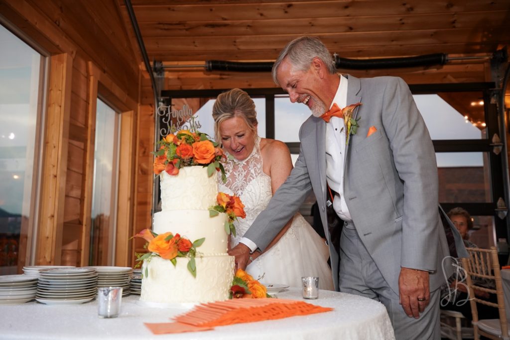 orange roses wedding cake 