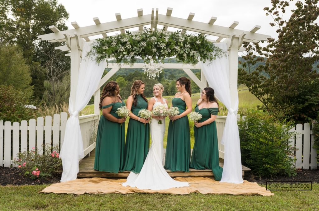 emerald green wedding at sampson's hollow